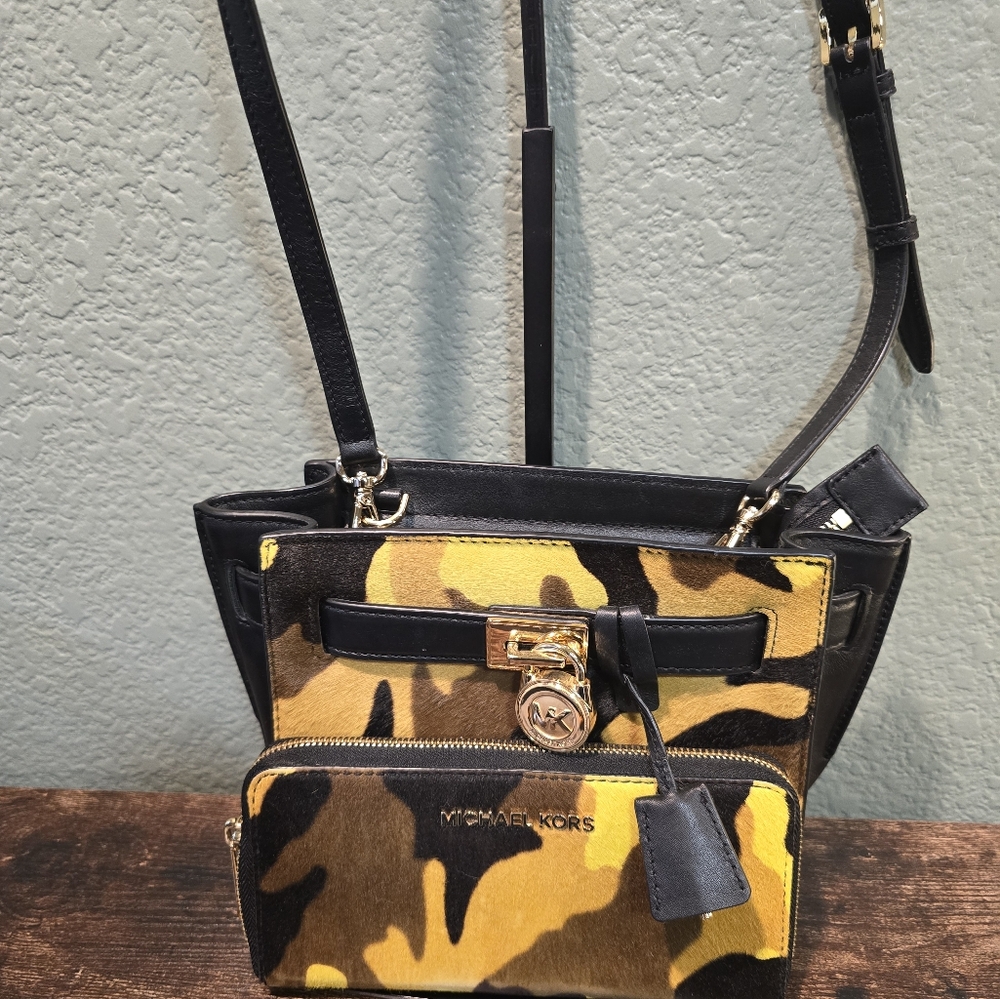 MICHAEL KORS LONG ZIP WALLET AND PURSE